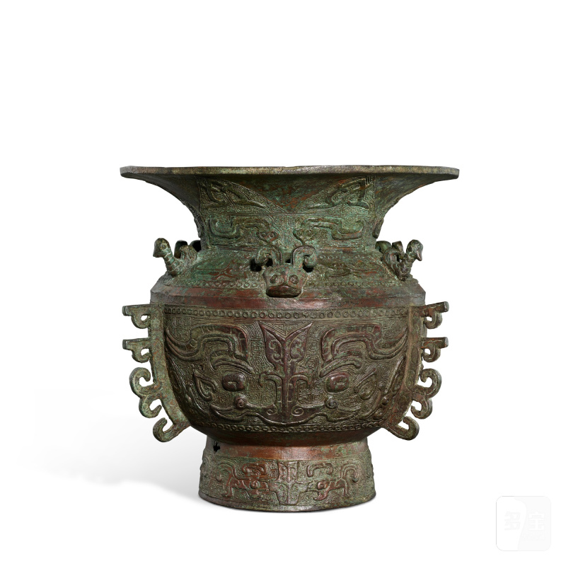 A bronze archaistic 'mask' vessel, zun, Ming dynasty or earlier | 明或更早 青銅仿古獸面紋出戟尊 - 图3